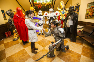 Illustration for article titled Man Dresses as Predator, Proposes to Girlfriend